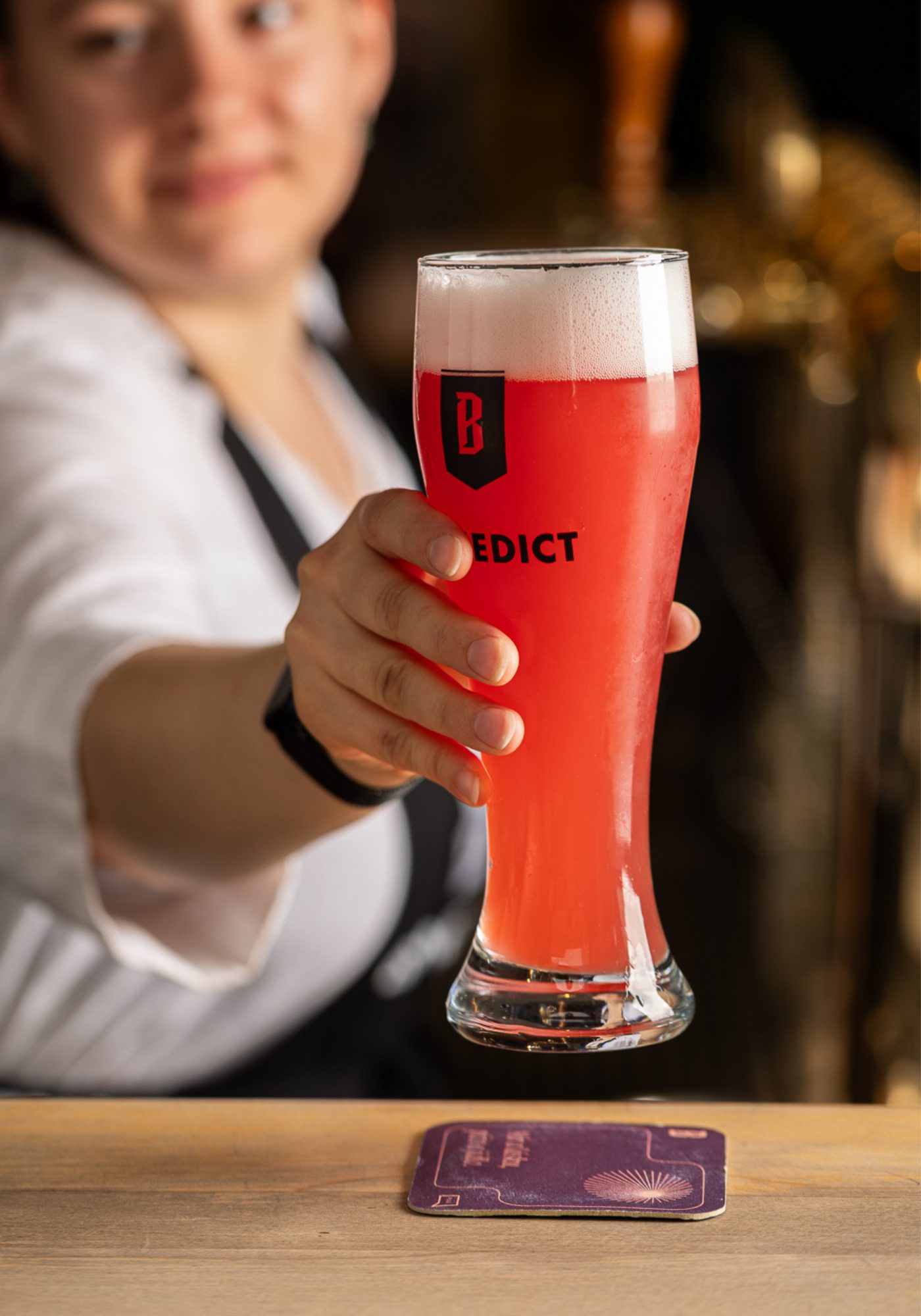 Servírka podává pivo